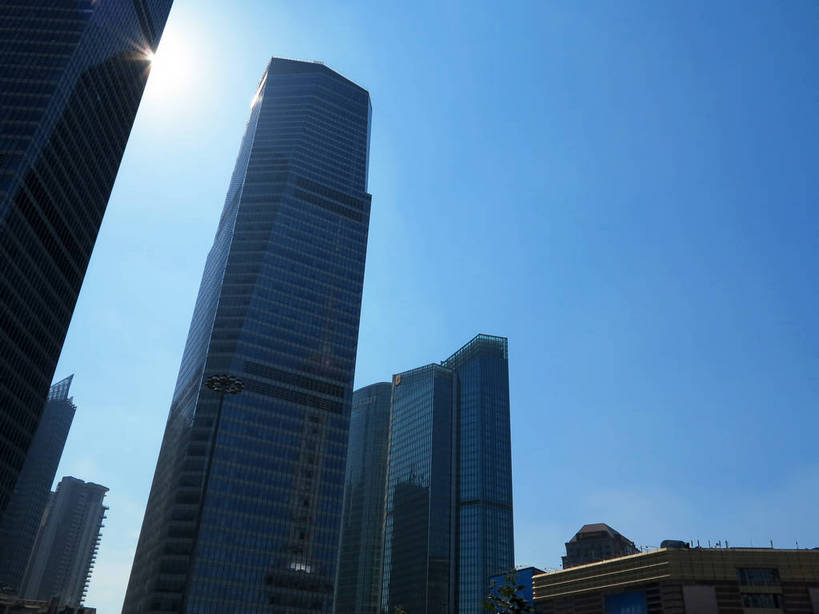无人,高楼大厦,横图,室外,白天,仰视,旅游,度假,窗户,落地窗,标志建筑,大厦,地标,建筑,摩天大楼,上海,中国,亚洲,一排,许多,阴影,整齐,并列,并排,光线,影子,很多,娱乐,建设,浦东,玻璃窗,排列,蓝色,蓝天,天空,阳光,天,享受,休闲,旅游胜地,放松,晴朗,申,队列,平行,玻璃幕墙,金融中心,陆家嘴,陆家嘴金融贸易区,浦东新区,东亚,上海国际金融中心,上海市,万里无云,中华人民共和国,沪,华东地区,晴空,晴空万里,彩图,低角度拍摄,大楼,高层建筑,高楼,摩天楼,上海浦东香格里拉大酒店,上海国金中心,上海香格里拉大酒店,shslj1,上海国金中心商场