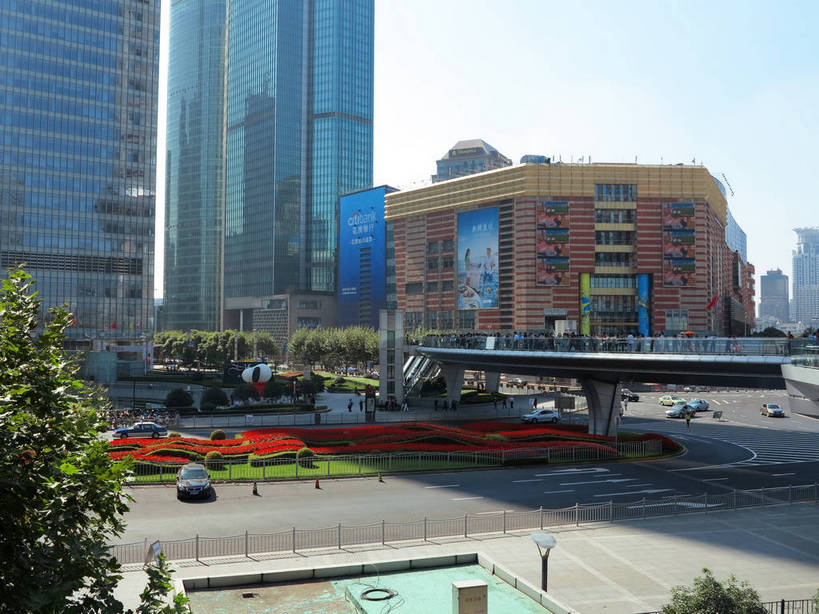 无人,高楼大厦,商店,横图,室外,白天,正面,购物,旅游,度假,消费,花海,花圃,植物,标志建筑,超市,大厦,道路,地标,建筑,路,摩天大楼,桥梁,商场,公路,汽车,叶子,上海,中国,亚洲,阴影,盛开,光线,影子,天桥,桥,分界线,停车线,交通,花蕾,娱乐,建设,浦东,车,花,花瓣,花朵,花卉,鲜花,蓝色,绿色,蓝天,天空,阳光,交通工具,轿车,花丛,花束,花田,天,花苞,花蕊,享受,休闲,旅游胜地,放松,金融,百货,晴朗,人行桥,车行道,车行道分界线,申,载具,标线,选购,贸易,百货公司,金融中心,陆家嘴,陆家嘴金融贸易区,浦东新区,正大广场,东亚,车行线,上海市,万里无云,中华人民共和国,沪,华东地区,血拼,晴空,晴空万里,马路,彩图,大楼,高层建筑,高楼,购物商场,购物中心,摩天楼,商业中心,过街天桥,shslj1,上海未来资产大厦