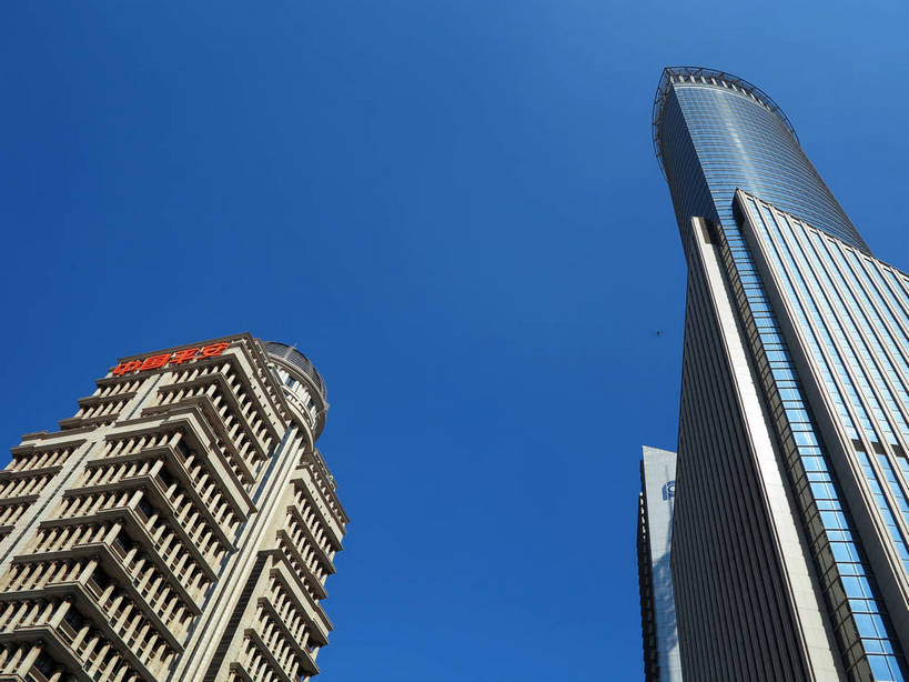 无人,高楼大厦,横图,室外,白天,仰视,度假,美景,窗户,落地窗,城市风光,标志建筑,城市,大厦,地标,建筑,摩天大楼,上海,中国,亚洲,一排,许多,阴影,整齐,并列,并排,光线,影子,景观,建筑群,很多,娱乐,建设,浦东,玻璃窗,中银大厦,排列,蓝色,蓝天,天空,阳光,天,享受,休闲,景色,放松,晴朗,申,队列,平行,玻璃幕墙,金融中心,陆家嘴,陆家嘴金融贸易区,浦东新区,东亚,平安金融大厦,上海市,万里无云,中华人民共和国,沪,华东地区,交银金融大厦,三幢,晴空,晴空万里,彩图,低角度拍摄,大楼,高层建筑,高楼,摩天楼,中国平安金融大厦,上海中银大厦,shslj1