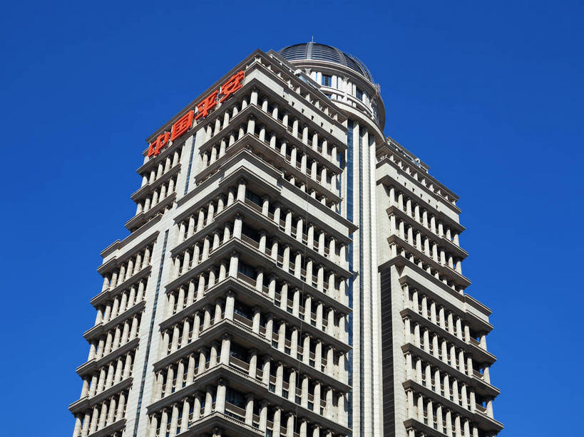 无人,高楼大厦,横图,室外,特写,白天,仰视,旅游,度假,窗户,标志建筑,大厦,地标,建筑,摩天大楼,上海,中国,亚洲,一排,一幢,许多,阴影,整齐,并列,并排,光线,标志,文字,影子,柱子,字符,很多,娱乐,标识,建设,浦东,玻璃窗,排列,红色,蓝色,蓝天,天空,阳光,天,享受,休闲,汉字,旅游胜地,放松,晴朗,申,队列,中文,平行,金融中心,陆家嘴,陆家嘴金融贸易区,浦东新区,东亚,平安金融大厦,上海市,万里无云,中华人民共和国,沪,华东地区,国文,华文,晴空,晴空万里,彩图,低角度拍摄,大楼,高层建筑,高楼,摩天楼,中国平安金融大厦,shslj1