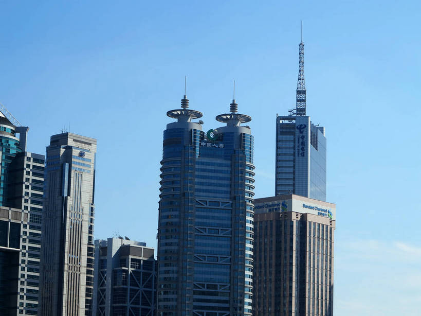 无人,高楼大厦,横图,室外,白天,正面,度假,美景,窗户,落地窗,城市风光,标志建筑,城市,大厦,地标,建筑,摩天大楼,上海,中国,亚洲,一排,许多,阴影,整齐,并列,并排,光线,影子,景观,云,云朵,建筑群,很多,云彩,娱乐,建设,浦东,玻璃窗,排列,蓝色,白云,蓝天,天空,阳光,天,享受,休闲,景色,放松,晴朗,申,队列,平行,玻璃幕墙,金融中心,陆家嘴,陆家嘴金融贸易区,浦东新区,东亚,上海招商局大厦,上海市,中华人民共和国,沪,华东地区,中国保险大厦,上海信息大楼,渣打银行大厦,晴空,彩图,大楼,高层建筑,高楼,摩天楼,shslj1