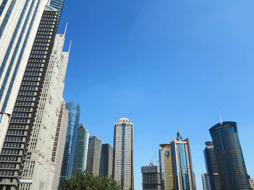 无人,高楼大厦,横图,全景,室外,白天,仰视,度假,美景,树林,天际线,植物,窗户,落地窗,城市风光,标志建筑,城市,大厦,地标,建筑,摩天大楼,上海,中国,亚洲,一排,许多,阴影,整齐,并列,并排,光线,影子,景观,建筑群,很多,娱乐,建设,浦东,玻璃窗,树,树木,排列,蓝色,绿色,蓝天,天空,阳光,自然,天,享受,休闲,景色,放松,生长,晴朗,成长,申,队列,平行,玻璃幕墙,金融中心,陆家嘴,陆家嘴金融贸易区,浦东新区,东亚,上海市,万里无云,中华人民共和国,沪,华东地区,时代金融中心,晴空,晴空万里,彩图,低角度拍摄,大楼,高层建筑,高楼,摩天楼,上海银行大厦,shslj1,黄金置地大厦,上海恒生银行大厦,上海农银大厦