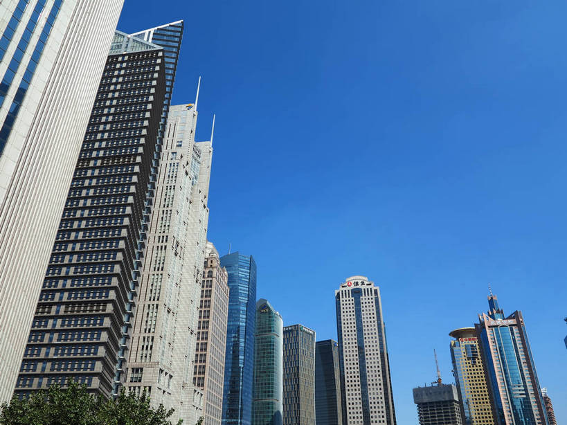 无人,高楼大厦,横图,全景,室外,白天,仰视,度假,美景,树林,天际线,植物,窗户,落地窗,城市风光,标志建筑,城市,大厦,地标,建筑,摩天大楼,上海,中国,亚洲,一排,许多,阴影,整齐,并列,并排,光线,影子,景观,建筑群,很多,娱乐,建设,浦东,玻璃窗,树,树木,排列,蓝色,绿色,蓝天,天空,阳光,自然,天,享受,休闲,景色,放松,生长,晴朗,成长,申,队列,平行,玻璃幕墙,金融中心,陆家嘴,陆家嘴金融贸易区,浦东新区,东亚,上海市,万里无云,中华人民共和国,沪,华东地区,时代金融中心,晴空,晴空万里,彩图,低角度拍摄,大楼,高层建筑,高楼,摩天楼,上海银行大厦,shslj1,黄金置地大厦,上海恒生银行大厦,上海农银大厦