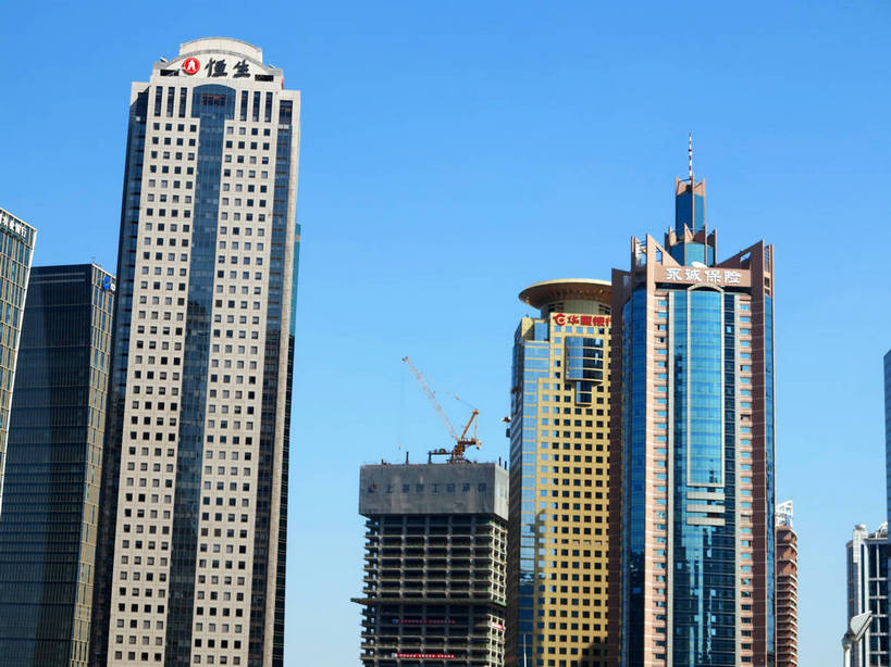 无人,高楼大厦,横图,室外,白天,正面,度假,技术,美景,城市风光,标志建筑,城市,大厦,地标,建筑,摩天大楼,上海,中国,亚洲,阴影,光线,影子,景观,建筑群,娱乐,设备,建设,浦东,吊车,施工,蓝色,蓝天,天空,阳光,交通工具,天,享受,休闲,机械,起重机,景色,放松,晴朗,吊机,申,工程,载具,金融中心,陆家嘴,陆家嘴金融贸易区,浦东新区,东亚,上海市,万里无云,中华人民共和国,沪,华东地区,工作车,施工车,汽车吊,晴空,晴空万里,彩图,大楼,高层建筑,高楼,摩天楼,恒生银行大厦,华夏银行大厦,shslj1,上海恒生银行大厦