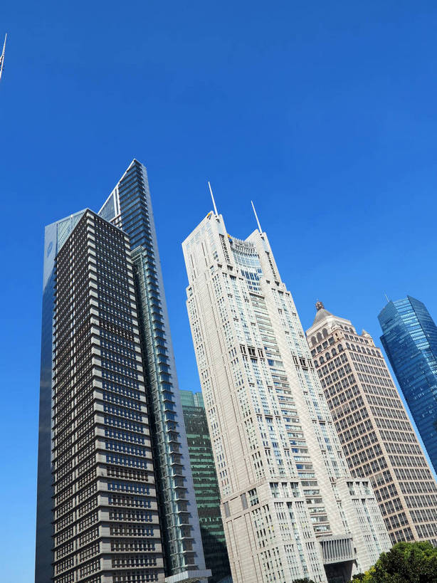 无人,高楼大厦,竖图,室外,白天,仰视,度假,美景,树林,植物,窗户,落地窗,城市风光,标志建筑,城市,大厦,地标,建筑,摩天大楼,上海,中国,亚洲,一排,许多,阴影,整齐,并列,并排,光线,影子,景观,建筑群,很多,娱乐,建设,浦东,玻璃窗,树,树木,排列,蓝色,绿色,蓝天,天空,阳光,自然,天,享受,休闲,景色,放松,生长,晴朗,成长,申,队列,平行,玻璃幕墙,金融中心,陆家嘴,陆家嘴金融贸易区,浦东新区,东亚,上海市,万里无云,中华人民共和国,沪,华东地区,交银金融大厦,时代金融中心,晴空,晴空万里,彩图,低角度拍摄,大楼,高层建筑,高楼,摩天楼,上海银行大厦,shslj1,黄金置地大厦