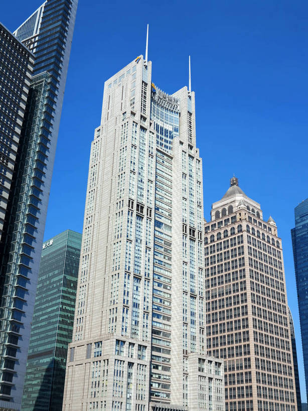 无人,高楼大厦,竖图,室外,白天,仰视,度假,美景,窗户,落地窗,城市风光,标志建筑,城市,大厦,地标,建筑,摩天大楼,上海,中国,亚洲,一排,许多,阴影,整齐,并列,并排,光线,影子,景观,建筑群,很多,娱乐,建设,浦东,玻璃窗,排列,蓝色,蓝天,天空,阳光,天,享受,休闲,景色,放松,晴朗,申,队列,平行,玻璃幕墙,金融中心,陆家嘴,陆家嘴金融贸易区,浦东新区,东亚,上海市,万里无云,中华人民共和国,沪,华东地区,交银金融大厦,时代金融中心,晴空,晴空万里,彩图,低角度拍摄,大楼,高层建筑,高楼,摩天楼,上海银行大厦,shslj1,黄金置地大厦