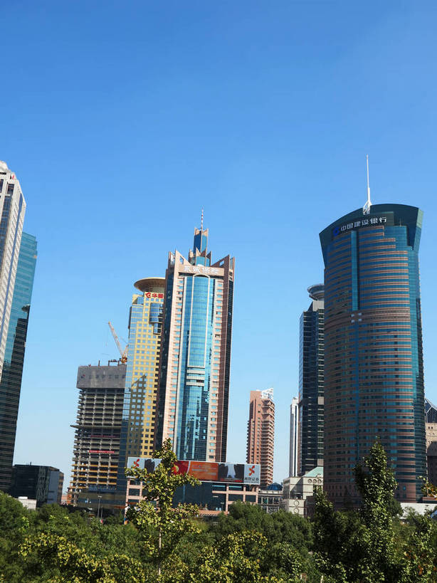 无人,高楼大厦,竖图,室外,白天,正面,度假,美景,树林,植物,窗户,落地窗,城市风光,标志建筑,城市,大厦,地标,建筑,摩天大楼,上海,中国,亚洲,一排,许多,阴影,整齐,并列,并排,光线,影子,景观,建筑群,很多,娱乐,建设,浦东,玻璃窗,树,树木,排列,蓝色,绿色,蓝天,天空,阳光,自然,天,享受,休闲,景色,放松,生长,晴朗,成长,申,队列,平行,玻璃幕墙,金融中心,陆家嘴,陆家嘴金融贸易区,浦东新区,东亚,上海市,万里无云,中华人民共和国,沪,华东地区,上海世界金融大厦,晴空,晴空万里,彩图,大楼,高层建筑,高楼,摩天楼,华夏银行大厦,世界金融大厦,shslj1