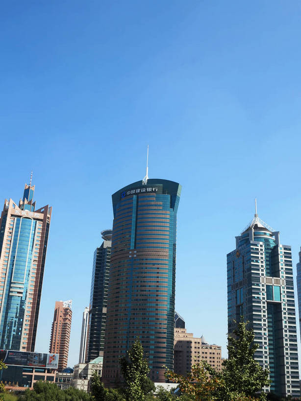 无人,高楼大厦,竖图,室外,白天,正面,度假,美景,树林,植物,窗户,落地窗,城市风光,标志建筑,城市,大厦,地标,建筑,摩天大楼,上海,中国,亚洲,一排,许多,阴影,整齐,并列,并排,光线,影子,景观,建筑群,很多,娱乐,建设,浦东,玻璃窗,树,树木,排列,蓝色,绿色,蓝天,天空,阳光,自然,天,享受,休闲,景色,放松,生长,晴朗,成长,申,队列,平行,玻璃幕墙,金融中心,陆家嘴,陆家嘴金融贸易区,浦东新区,东亚,上海招商局大厦,上海市,万里无云,中华人民共和国,沪,华东地区,晴空,晴空万里,彩图,大楼,高层建筑,高楼,摩天楼,世界金融大厦,shslj1