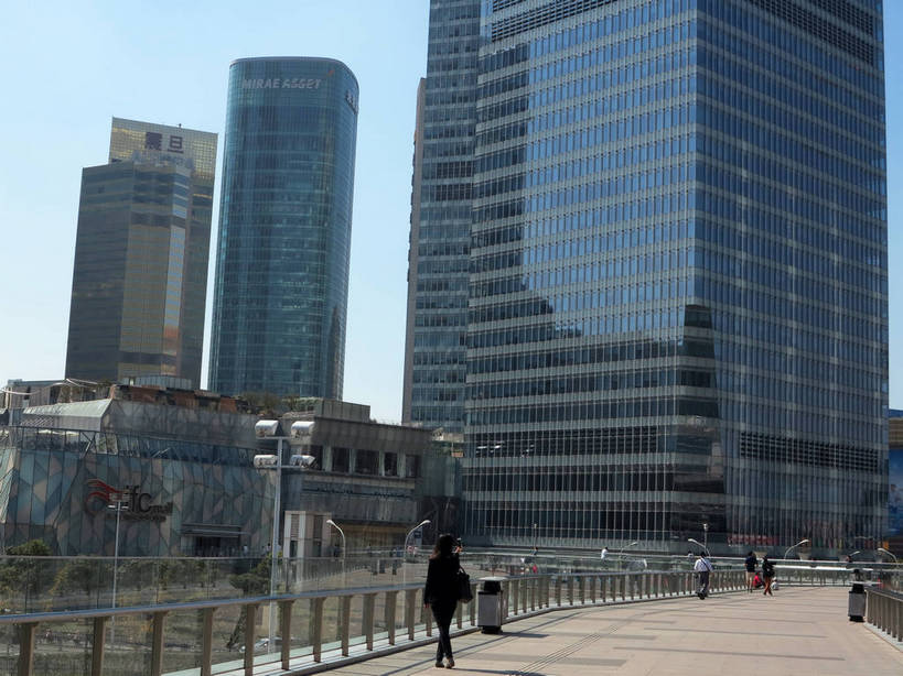 东方人,四个人,走,横图,室外,白天,窗户,落地窗,路灯,桥梁,照明,上海,中国,亚洲,一排,许多,行人,游客,游人,阴影,服装,环保,整齐,并列,并排,光线,影子,天桥,桥,灯光,垃圾桶,很多,注视,休闲装,黄种人,浦东,路人,旅客,玻璃窗,灯,排列,背面,衣服,蓝色,蓝天,天空,阳光,容器,天,观察,看,休闲,休闲服,服饰,能源,晴朗,观看,人行桥,储藏,垃圾箱,照亮,回收,申,资源,察看,照明设备,储存,队列,关注,平行,玻璃幕墙,利用,低碳,陆家嘴,浦东新区,东亚,循环,上海国际金融中心,上海市,万里无云,中华人民共和国,沪,华东地区,持续,过客,男人,男性,年轻男性,年轻女性,女人,女性,亚洲人,晴空,晴空万里,步行,散步,走路,彩图,全身,贮存,上海国金中心,过街天桥,shslj1