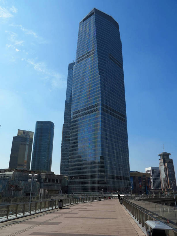 无人,高楼大厦,竖图,室外,白天,仰视,度假,美景,窗户,落地窗,城市风光,标志建筑,城市,大厦,地标,建筑,路灯,摩天大楼,桥梁,照明,上海,中国,亚洲,一排,许多,阴影,环保,整齐,并列,并排,光线,影子,景观,云,云朵,建筑群,天桥,桥,灯光,垃圾桶,很多,云彩,娱乐,建设,浦东,玻璃窗,灯,排列,蓝色,白云,蓝天,天空,阳光,容器,天,享受,休闲,景色,放松,能源,晴朗,人行桥,储藏,垃圾箱,照亮,回收,申,资源,照明设备,储存,队列,平行,玻璃幕墙,利用,低碳,陆家嘴,浦东新区,东亚,循环,上海国际金融中心,上海市,中华人民共和国,沪,华东地区,持续,晴空,彩图,低角度拍摄,大楼,高层建筑,高楼,摩天楼,贮存,上海国金中心,过街天桥,shslj1