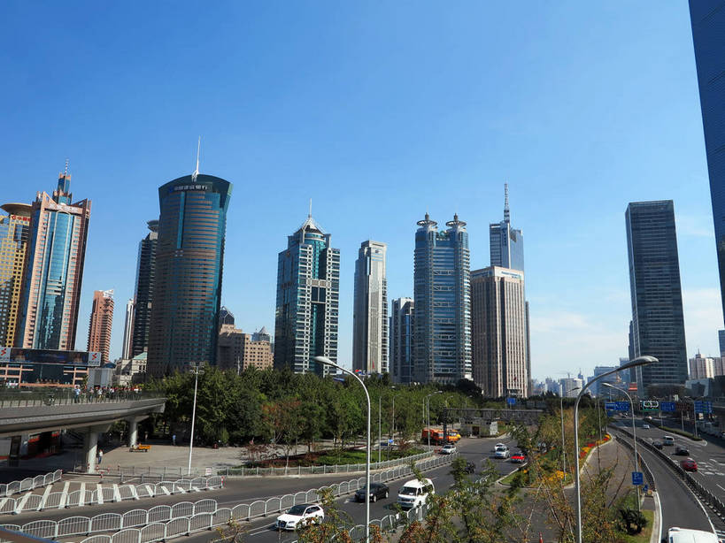 无人,高楼大厦,横图,全景,室外,白天,正面,度假,美景,树林,天际线,植物,城市风光,标志建筑,城市,大桥,大厦,道路,地标,建筑,路,路灯,摩天大楼,桥梁,人行横道,公路,汽车,照明,上海,中国,亚洲,阴影,光线,影子,景观,云,云朵,高架,建筑群,人行道,桥,灯光,分界线,停车线,交通,云彩,娱乐,建设,浦东,车,灯,树,树木,蓝色,绿色,白云,蓝天,天空,阳光,自然,交通工具,轿车,天,享受,休闲,景色,放松,生长,晴朗,成长,车行道,车行道分界线,照亮,申,照明设备,载具,标线,人行横道线,高架桥,金融中心,陆家嘴,陆家嘴金融贸易区,浦东新区,东亚,车行线,上海招商局大厦,上海市,高架道路,跨线桥,中华人民共和国,沪,华东地区,上海世界金融大厦,中国保险大厦,上海信息大楼,渣打银行大厦,晴空,斑马线,马路,彩图,大楼,高层建筑,高楼,摩天楼,华夏银行大厦,世界金融大厦,shslj1,21世纪中心大厦