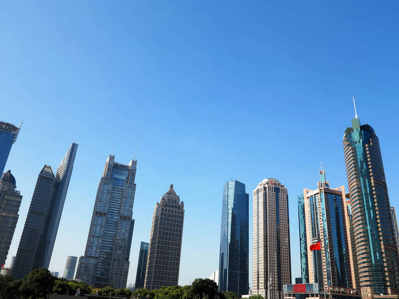 无人,高楼大厦,横图,全景,室外,白天,仰视,度假,美景,树林,天际线,植物,城市风光,标志建筑,城市,大厦,地标,建筑,摩天大楼,旗帜,国旗,上海,中国,亚洲,阴影,光线,影子,景观,建筑群,娱乐,建设,浦东,五星红旗,树,树木,蓝色,绿色,蓝天,天空,阳光,自然,天,享受,休闲,景色,放松,生长,晴朗,成长,申,金融中心,陆家嘴,陆家嘴金融贸易区,浦东新区,中国国旗,东亚,平安金融大厦,上海市,万里无云,中华人民共和国,沪,华东地区,交银金融大厦,上海世界金融大厦,时代金融中心,旗,晴空,晴空万里,彩图,低角度拍摄,大楼,高层建筑,高楼,摩天楼,红地五星旗,中华人民共和国国旗,恒生银行大厦,世界金融大厦,中国平安金融大厦,shslj1,黄金置地大厦,上海恒生银行大厦