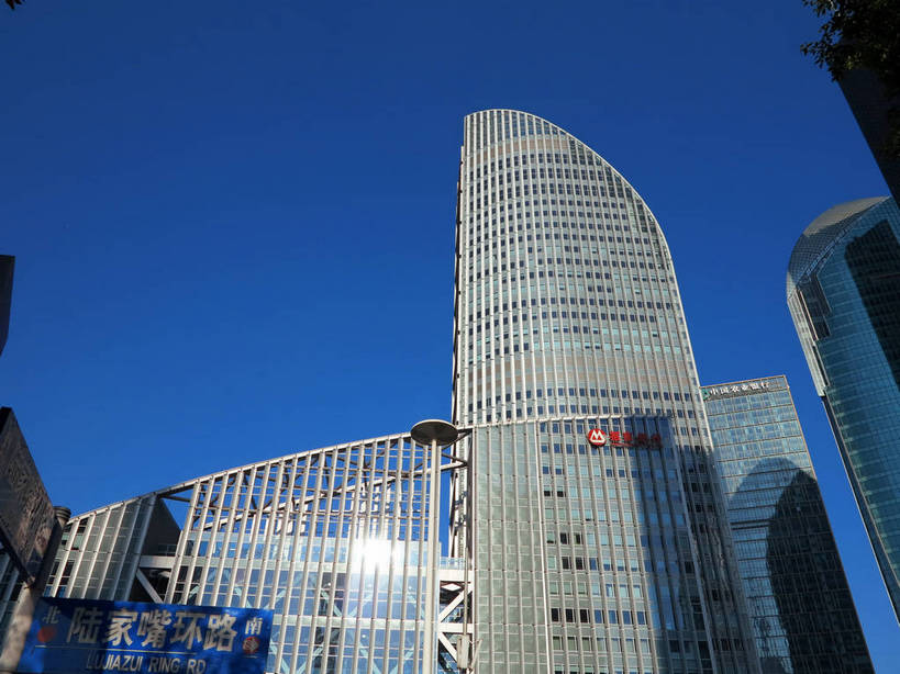 无人,高楼大厦,横图,室外,白天,仰视,度假,美景,窗户,落地窗,城市风光,标志建筑,城市,大厦,地标,建筑,摩天大楼,上海,中国,亚洲,一排,许多,阴影,整齐,并列,并排,光线,影子,景观,建筑群,很多,娱乐,建设,浦东,玻璃窗,排列,蓝色,蓝天,天空,阳光,天,享受,休闲,景色,放松,晴朗,申,队列,平行,玻璃幕墙,金融中心,陆家嘴,陆家嘴金融贸易区,浦东新区,东亚,上海招商局大厦,上海市,万里无云,中华人民共和国,沪,华东地区,晴空,晴空万里,彩图,低角度拍摄,大楼,高层建筑,高楼,摩天楼,shslj1