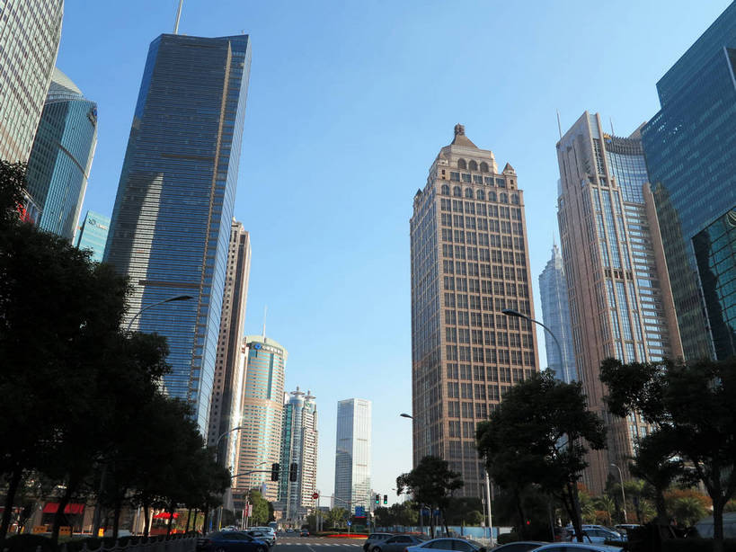 无人,高楼大厦,横图,室外,白天,仰视,度假,安全,美景,树林,植物,城市风光,标志建筑,城市,大厦,道路,地标,建筑,路,路灯,摩天大楼,公路,汽车,照明,上海,中国,亚洲,阴影,光线,影子,景观,红绿灯,建筑群,灯光,信号灯,交通,娱乐,建设,浦东,车,灯,树,树木,蓝色,绿色,蓝天,天空,阳光,自然,交通工具,轿车,天,享受,休闲,景色,放松,警示,生长,晴朗,成长,照亮,申,照明设备,提示,载具,流通,金融中心,陆家嘴,陆家嘴金融贸易区,浦东新区,东亚,平安金融大厦,上海市,交通信号灯,万里无云,行人信号灯,中华人民共和国,沪,华东地区,上海世界金融大厦,中国保险大厦,晴空,晴空万里,马路,彩图,低角度拍摄,大楼,高层建筑,高楼,摩天楼,世界金融大厦,中国平安金融大厦,上海银行大厦,shslj1