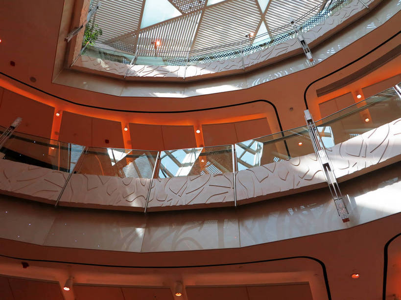 无人,商店,栏杆,横图,室内,特写,白天,仰视,购物,旅游,度假,消费,标志建筑,超市,地标,建筑,商场,上海,中国,亚洲,阴影,光线,影子,围栏,灯光,娱乐,建设,浦东,护栏,享受,休闲,旅游胜地,放松,金融,百货,申,选购,贸易,百货公司,金融中心,陆家嘴,陆家嘴金融贸易区,浦东新区,东亚,上海国际金融中心,上海市,中华人民共和国,沪,华东地区,血拼,彩图,低角度拍摄,购物商场,购物中心,商业中心,上海国金中心,shslj1,上海国金中心商场