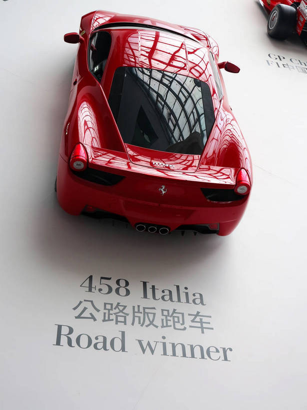 无人,竖图,俯视,室内,特写,白天,汽车,上海,中国,亚洲,一辆,英文,标志,数字,文字,字符,字母,跑车,标识,车,交通工具,上海世博馆,世博馆,上海世博会,世博,世博会,汉字,阿拉伯数字,英文字母,申,中文,载具,东亚,世博园,意大利馆,法拉利,上海市,中华人民共和国,沪,华东地区,国文,华文,彩图,高角度拍摄,意大利国家馆,shslj1