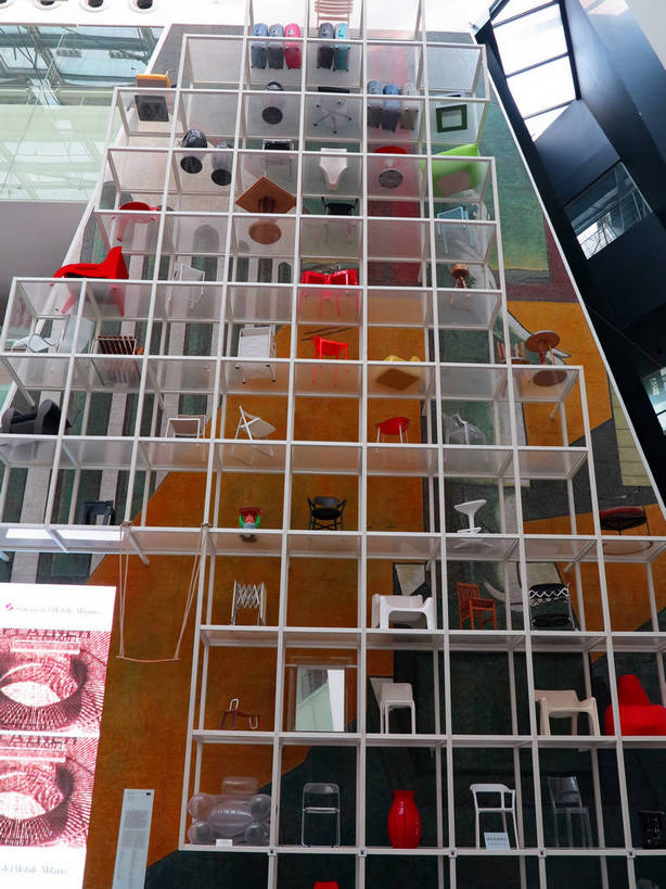 无人,博物馆,竖图,室内,白天,仰视,旅游,度假,窗户,桌子,标志建筑,地标,建筑,椅子,上海,中国,亚洲,一排,许多,研究,整齐,天窗,很多,教育,置物架,娱乐,建设,玻璃窗,架子,排列,享受,休闲,上海世博馆,世博馆,上海世博会,世博,世博会,旅游胜地,放松,展览,申,队列,欣赏,陈列架,陈列,东亚,世博园,意大利馆,上海市,中华人民共和国,沪,华东地区,搁架,典藏,彩图,低角度拍摄,意大利国家馆,shslj1