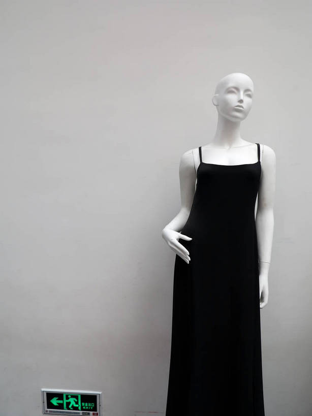 无人,博物馆,竖图,室内,白天,正面,裙子,旅游,度假,标志建筑,地标,建筑,上海,中国,亚洲,连衣裙,研究,人造模特,墙,教育,方向,娱乐,建设,箭头,墙壁,墙面,白色,黑色,享受,休闲,上海世博馆,世博馆,上海世博会,世博,世博会,旅游胜地,放松,道具,展览,吊带裙,申,指向,欣赏,陈列,东亚,服装模特,模特道具,世博园,意大利馆,上海市,时装道具,展示道具,服装模特道具,陈列道具,中华人民共和国,沪,华东地区,簇,典藏,彩图,意大利国家馆,shslj1