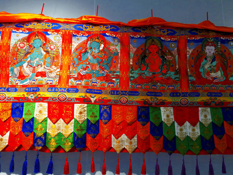 无人,博物馆,栏杆,横图,室内,白天,正面,旅游,度假,绘画,标志建筑,地标,建筑,上海,中国,亚洲,一排,许多,阴影,节日,研究,艺术,整齐,并列,并排,光线,影子,墙,围栏,灯光,很多,古典,教育,文化,娱乐,建设,护栏,墙壁,墙面,排列,工艺品,品味,祈祷,享受,休闲,健康,上海世博馆,世博馆,上海世博会,世博,世博会,旅游胜地,放松,许愿,宗教,佛教,信仰,纪念,展览,祈求,美术,申,高雅,队列,欣赏,平行,陈列,东亚,唐卡,世博园,意大利馆,上海市,中华人民共和国,沪,华东地区,美学,释教,典藏,平安,彩图,意大利国家馆,唐嘎,唐喀,shslj1