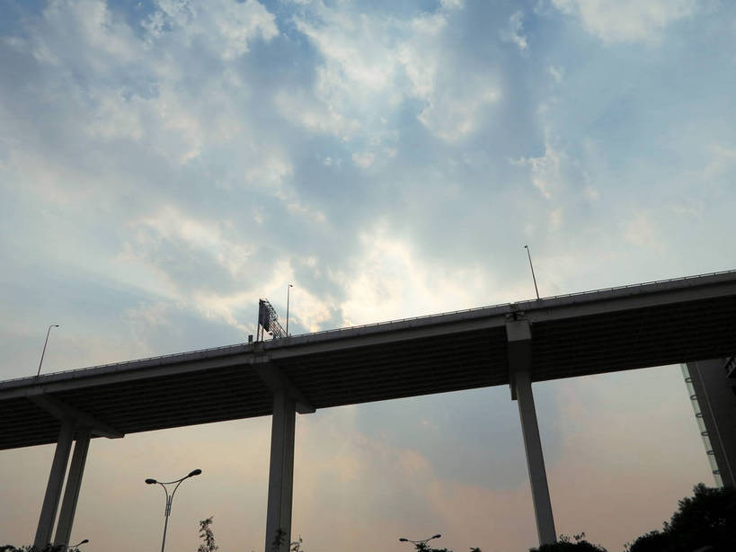 无人,横图,室外,白天,仰视,旅游,度假,标志建筑,大桥,地标,建筑,路灯,桥梁,照明,上海,中国,亚洲,阴影,光线,影子,云,云朵,桥,灯光,云彩,娱乐,建设,黄浦江,浦东,拱桥,灯,蓝色,白云,蓝天,天空,阳光,天,享受,休闲,卢浦大桥,旅游胜地,放松,拱形,晴朗,照亮,申,照明设备,浦西,东亚,上海市,中华人民共和国,沪,华东地区,晴空,彩图,低角度拍摄,钢拱桥,shslj1