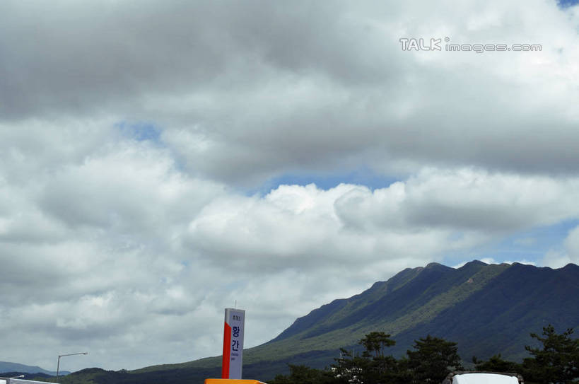 无人,横图,室外,白天,正面,旅游,度假,美景,山,山脉,树林,植物,韩国,亚洲,景观,山峰,云,云朵,山峦,云彩,娱乐,树,树木,蓝色,绿色,白云,蓝天,天空,自然,群山,天,享受,休闲,景色,放松,生长,晴朗,成长,自然风光,东亚,大韩民国,忠清南道,天安,天安市,晴空,彩图,道,shslj1,南朝鲜,南韩