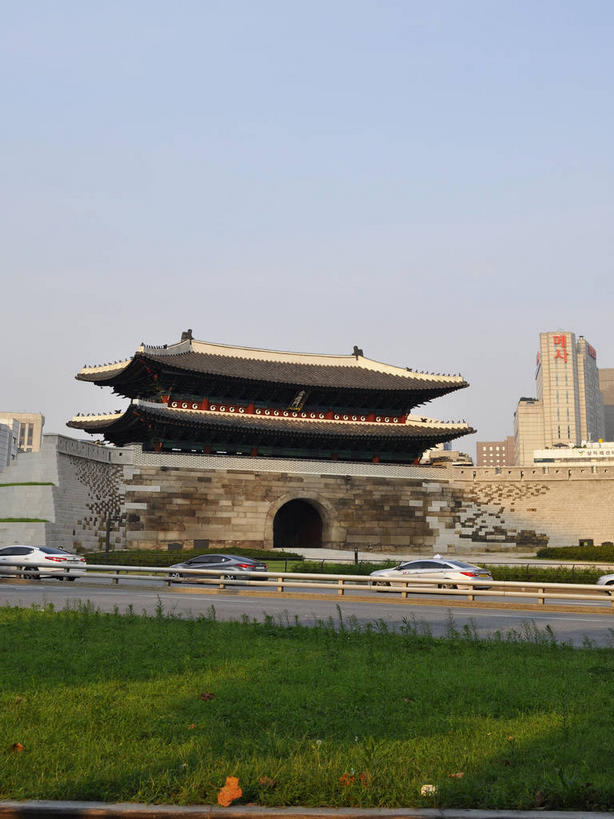 无人,高楼大厦,竖图,室外,白天,正面,旅游,度假,草地,草坪,名胜古迹,植物,标志建筑,大厦,道路,地标,建筑,路,摩天大楼,公路,汽车,首尔,汉城,韩国,亚洲,阴影,遗迹,光线,影子,墙,交通,首都,古迹,文物,娱乐,建设,城墙,古建筑,墙壁,墙面,车,草,树,树木,蓝色,绿色,蓝天,天空,阳光,自然,楼宇,交通工具,轿车,天,驾驶,行驶,享受,休闲,旅游胜地,放松,城楼,生长,晴朗,成长,操纵,坚硬,控制,载具,防御,驾车,古文明,东亚,操控,万里无云,把持,门楼,大韩民国,首尔市,首尔特别市,特别市,崇礼门,坚固,南大门,晴空,晴空万里,马路,彩图,大楼,高层建筑,高楼,摩天楼,中区,shslj1