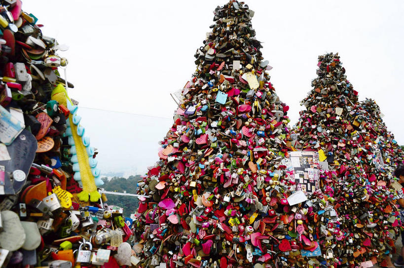 无人,公园,横图,室外,白天,正面,爱情,旅游,度假,安全,美景,植物,城市风光,标志建筑,城市,地标,建筑,首尔,汉城,韩国,亚洲,许多,吊挂,悬挂,景观,防护,首都,很多,浪漫,挂,娱乐,建设,锁,树,树木,绿色,天空,自然,天,享受,休闲,温暖,温馨,景色,恩爱,放松,生长,成长,保护,和睦,挂锁,保险,私密,东亚,南山,保全,周全,安稳,安定,防盗,大韩民国,首尔市,首尔特别市,特别市,南山公园,N首尔塔,首尔塔,汉城塔,龙山区,平安,彩图,中区,爱情锁,情人锁,融洽,shslj1,韩国首尔南山公园