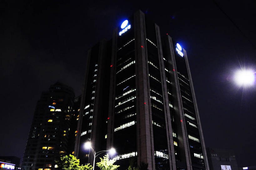 无人,银行,高楼大厦,横图,室外,夜晚,仰视,度假,美景,植物,城市风光,标志建筑,城市,大厦,地标,建筑,路灯,摩天大楼,夜景,照明,首尔,汉城,韩国,亚洲,阴影,光线,影子,景观,灯光,首都,娱乐,建设,灯,树,树木,绿色,自然,享受,休闲,景色,放松,金融,理财,生长,经济,成长,照亮,资金,照明设备,流通,贸易,东亚,大韩民国,首尔市,首尔特别市,特别市,彩图,低角度拍摄,大楼,高层建筑,高楼,摩天楼,中区,机构,金融机构,shslj1,首尔广场,首尔市政厅,首尔特别市政厅,友利银行