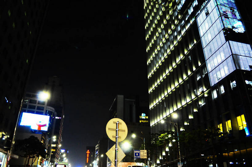 无人,高楼大厦,横图,室外,夜晚,仰视,度假,美景,植物,城市风光,标志建筑,城市,大厦,地标,建筑,路灯,摩天大楼,夜景,指示牌,照明,首尔,汉城,韩国,亚洲,阴影,光线,标志,路标,影子,景观,灯光,首都,娱乐,标识,建设,路牌,灯,树,树木,绿色,黑色,天空,自然,天,享受,休闲,景色,放松,生长,成长,照亮,照明设备,东亚,大韩民国,首尔市,首尔特别市,特别市,彩图,低角度拍摄,大楼,高层建筑,高楼,摩天楼,中区,shslj1,首尔广场,首尔市政厅,首尔特别市政厅