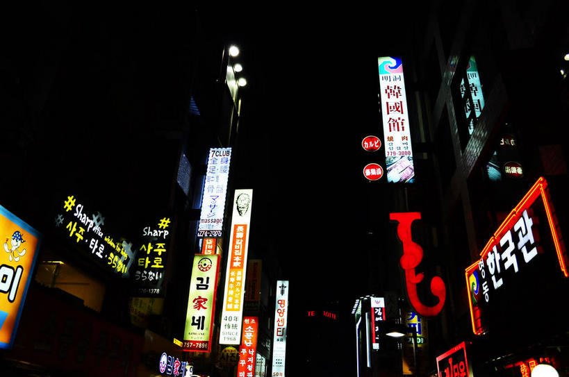 无人,高楼大厦,商店,横图,彩色,室外,夜晚,仰视,购物,度假,消费,美景,城市风光,标志建筑,超市,城市,大厦,地标,建筑,摩天大楼,霓虹灯,商场,夜景,首尔,汉城,韩国,亚洲,阴影,光线,标志,文字,影子,字符,字母,景观,灯光,七彩,首都,娱乐,光源,标识,建设,霓虹,灯,黑色,天空,天,享受,休闲,景色,放松,金融,百货,照明设备,选购,贸易,百货公司,东亚,氖灯,血拼,大韩民国,首尔市,首尔特别市,特别市,韩语,彩图,低角度拍摄,大楼,高层建筑,高楼,购物商场,购物中心,摩天楼,商业中心,朝鲜语,韩国语,明洞,中区,shslj1,明洞大街