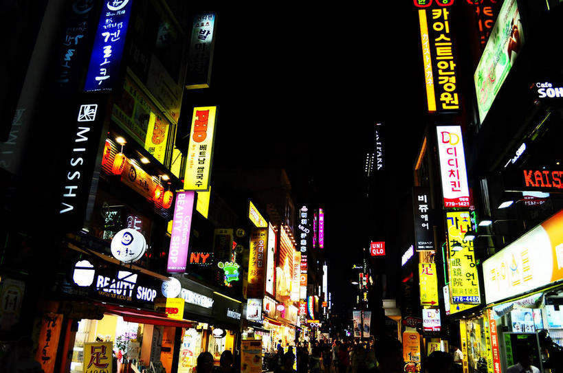 无人,高楼大厦,商店,横图,彩色,室外,夜晚,仰视,购物,度假,消费,美景,城市风光,标志建筑,超市,城市,大厦,地标,建筑,摩天大楼,霓虹灯,商场,夜景,首尔,汉城,韩国,亚洲,阴影,光线,标志,文字,影子,字符,字母,景观,灯光,七彩,首都,娱乐,光源,标识,建设,霓虹,灯,黑色,天空,天,享受,休闲,景色,放松,金融,百货,照明设备,选购,贸易,百货公司,东亚,氖灯,血拼,大韩民国,首尔市,首尔特别市,特别市,韩语,彩图,低角度拍摄,大楼,高层建筑,高楼,购物商场,购物中心,摩天楼,商业中心,朝鲜语,韩国语,明洞,中区,shslj1,明洞大街