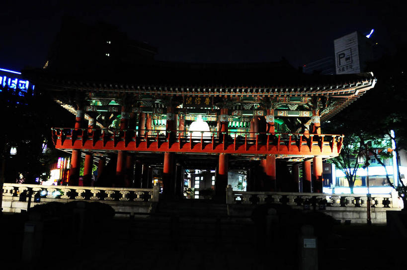 无人,寺庙,栏杆,横图,室外,夜晚,正面,旅游,度假,名胜古迹,植物,标志建筑,地标,建筑,路灯,照明,首尔,汉城,韩国,亚洲,阴影,节日,遗迹,光线,瓦片,影子,屋顶,围栏,灯光,首都,燃烧,顶棚,瓦,古迹,文化,文物,娱乐,建设,古建筑,护栏,灯,树,树木,绿色,自然,香火,庙宇,祈祷,享受,休闲,健康,旅游胜地,放松,许愿,宗教,建造,信仰,生长,成长,纪念,祈求,照亮,照明设备,古文明,东亚,屋瓦,大韩民国,首尔市,首尔特别市,特别市,钟路区,普信阁,平安,彩图,庙,寺,shslj1