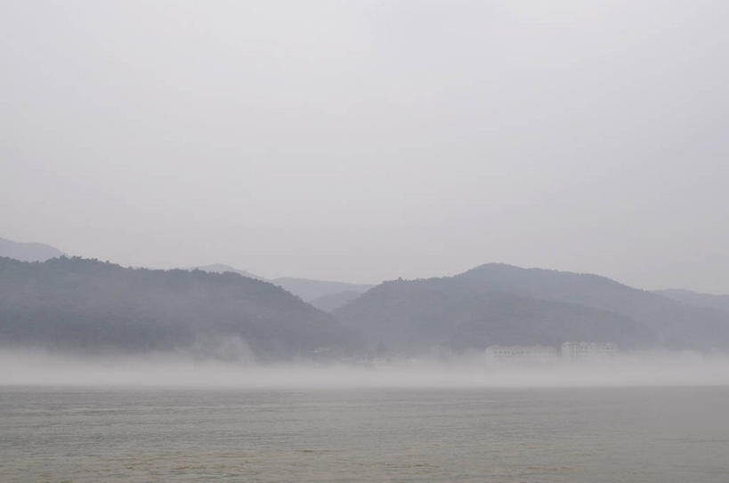无人,横图,室外,白天,正面,旅游,度假,岛屿,河流,美景,水,植物,雾,春川,南怡岛,韩国,亚洲,波纹,朦胧,模糊,岛,河水,景观,水流,涟漪,娱乐,树,树木,绿色,倒影,水纹,天空,自然,波浪,天,享受,休闲,景色,放松,生长,成长,迷雾,倒映,自然风光,东亚,水晕,大韩民国,江原道,春川市,汉江,反照,列岛,群岛,诸岛,大雾,彩图,道,shslj1,北汉江