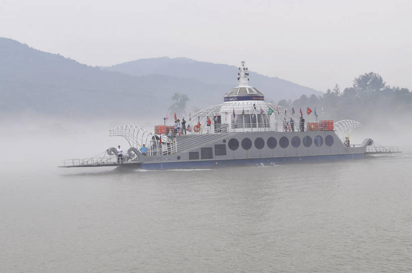 无人,横图,室外,白天,正面,旅游,度假,岛屿,河流,美景,水,植物,雾,船,客轮,春川,南怡岛,韩国,亚洲,一艘,波纹,飞溅,朦胧,模糊,溅,液体,岛,河水,景观,水滴,水流,涟漪,娱乐,水珠,树,树木,绿色,倒影,水纹,天空,自然,船尾波,交通工具,波浪,天,享受,休闲,景色,放松,生长,成长,迷雾,倒映,渡轮,喷洒,客船,自然风光,载具,东亚,水晕,大韩民国,江原道,春川市,汉江,反照,列岛,群岛,诸岛,大雾,彩图,道,shslj1,北汉江