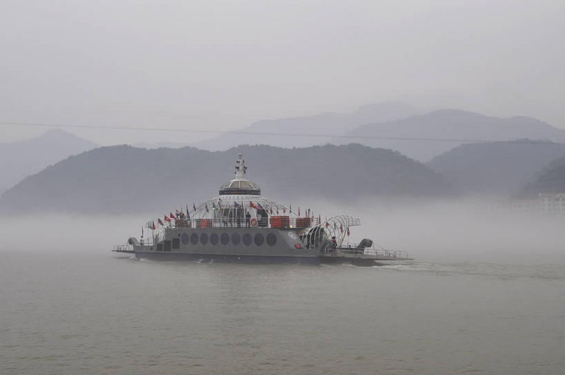无人,横图,室外,白天,正面,旅游,度假,岛屿,河流,美景,水,植物,雾,船,客轮,春川,南怡岛,韩国,亚洲,一艘,波纹,飞溅,朦胧,模糊,溅,液体,岛,河水,景观,水滴,水流,涟漪,娱乐,水珠,树,树木,绿色,倒影,水纹,天空,自然,船尾波,交通工具,波浪,天,享受,休闲,景色,放松,生长,成长,迷雾,倒映,渡轮,喷洒,客船,自然风光,载具,东亚,水晕,大韩民国,江原道,春川市,汉江,反照,列岛,群岛,诸岛,大雾,彩图,道,shslj1,北汉江