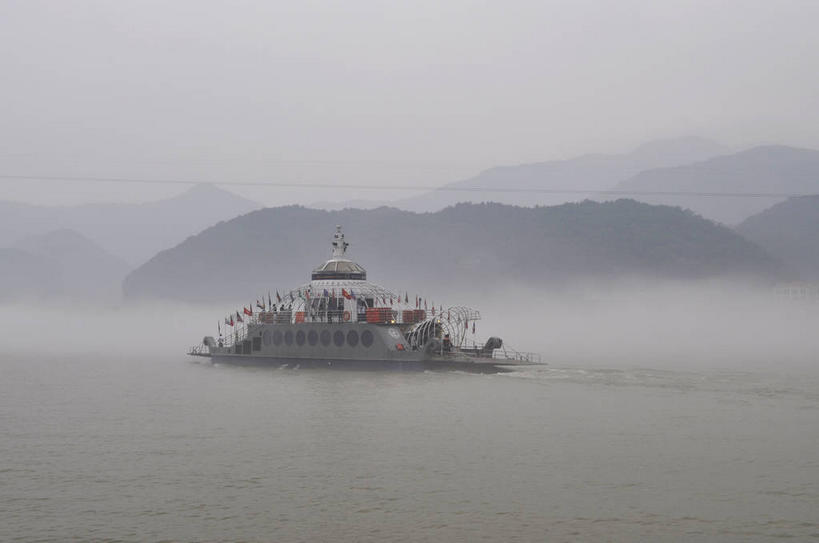 无人,横图,室外,白天,正面,旅游,度假,岛屿,河流,美景,水,植物,雾,船,客轮,春川,南怡岛,韩国,亚洲,一艘,波纹,飞溅,朦胧,模糊,溅,液体,岛,河水,景观,水滴,水流,涟漪,娱乐,水珠,树,树木,绿色,倒影,水纹,天空,自然,船尾波,交通工具,波浪,天,享受,休闲,景色,放松,生长,成长,迷雾,倒映,渡轮,喷洒,客船,自然风光,载具,东亚,水晕,大韩民国,江原道,春川市,汉江,反照,列岛,群岛,诸岛,大雾,彩图,道,shslj1,北汉江