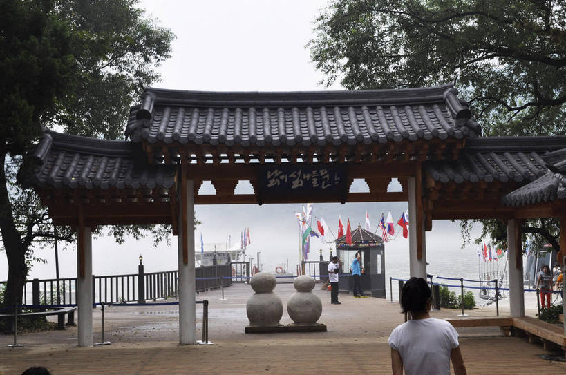 东方人,栏杆,站,横图,室外,白天,正面,旅游,度假,岛屿,河流,美景,水,植物,建筑,旗帜,国旗,雕塑,春川,南怡岛,韩国,亚洲,许多,行人,游客,游人,入口,服装,艺术,装饰,飘扬,标志,雕刻,牌匾,瓦片,文字,字符,字母,屋顶,岛,河水,景观,水流,围栏,很多,许多人,顶棚,瓦,休闲装,黄种人,娱乐,标识,护栏,路人,旅客,树,树木,衣服,绿色,天空,自然,工艺品,天,站着,一群人,享受,休闲,休闲服,景色,放松,建造,服饰,生长,成长,纪念,飘逸,美术,自然风光,飞扬,主题,陈列,进口,东亚,屋瓦,功能,美学,大韩民国,江原道,春川市,韩语,过客,男人,男性,年轻男性,年轻女性,女人,女性,亚洲人,旗,列岛,群岛,诸岛,站立,半身,彩图,朝鲜语,韩国语,万国旗,道,shslj1