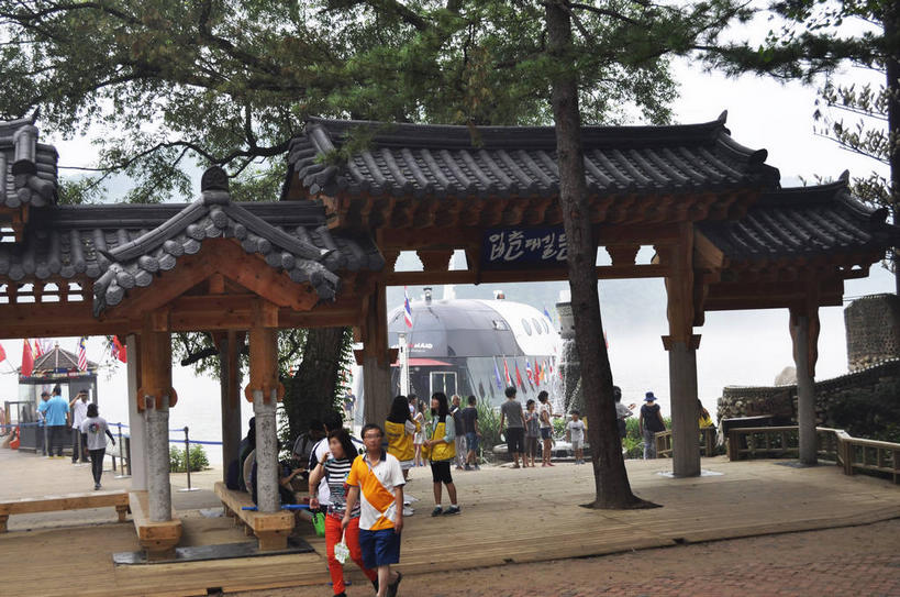 东方人,站,走,横图,室外,白天,正面,旅游,度假,岛屿,河流,美景,水,植物,建筑,雕塑,春川,南怡岛,韩国,亚洲,行人,游客,游人,入口,服装,艺术,装饰,标志,雕刻,牌匾,瓦片,文字,字符,字母,屋顶,岛,河水,景观,水流,许多人,顶棚,瓦,休闲装,黄种人,娱乐,标识,路人,旅客,树,树木,衣服,绿色,天空,自然,工艺品,天,站着,一群人,享受,休闲,休闲服,景色,放松,建造,服饰,生长,成长,纪念,美术,自然风光,主题,陈列,进口,东亚,屋瓦,功能,美学,大韩民国,江原道,春川市,韩语,过客,男人,男性,年轻男性,年轻女性,女人,女性,亚洲人,列岛,群岛,诸岛,步行,散步,站立,走路,半身,彩图,朝鲜语,韩国语,道,shslj1