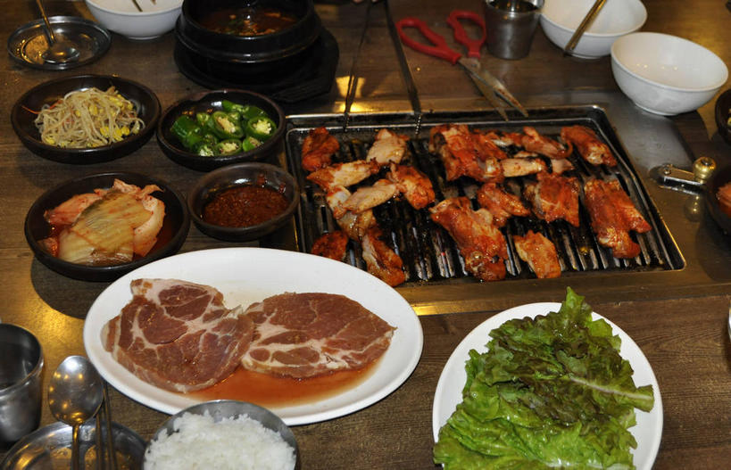 无人,横图,俯视,室内,特写,白天,烹饪,烧烤,筷子,桌面,桌子,辣椒,蔬菜,餐具,许多,修剪,阴影,新鲜,反射,木制,碟子,工具,剪刀,盘,影子,勺子,陶瓷,木桌,豆芽,生菜,莴苣,鸡肉,肉,牛肉,料理,食品,烤架,陶瓷制品,烤肉,很多,韩式,文化,传统,菜肴,美食,肉类,食物,盘子,木制品,容器,调羹,碟,汤匙,碗,铁架,佳肴,有机食品,绿色食品,储藏,裁剪,礼节,剪子,剪裁,切割,储存,鸡排,韩国料理,礼仪,豆芽菜,肉食,韩国菜,韩式料理,辣角,红海椒,大椒,辣虎,广椒,芽苗菜,春菜,鹅仔菜,莴仔菜,千金菜,叶用莴苣,进餐用具,辣子,红辣椒,海椒,番椒,彩图,高角度拍摄,木桌子,贮存,shslj1,春川鸡排