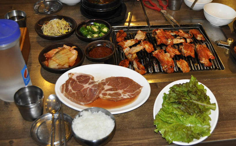 无人,横图,俯视,室内,特写,白天,烹饪,烧烤,筷子,桌面,桌子,辣椒,蔬菜,餐具,许多,修剪,阴影,新鲜,反射,木制,碟子,工具,剪刀,盘,影子,勺子,陶瓷,木桌,豆芽,生菜,莴苣,鸡肉,肉,牛肉,料理,食品,烤架,陶瓷制品,烤肉,很多,韩式,文化,传统,菜肴,美食,肉类,食物,盘子,木制品,容器,调羹,碟,汤匙,碗,铁架,佳肴,有机食品,绿色食品,储藏,裁剪,礼节,剪子,剪裁,切割,储存,鸡排,韩国料理,礼仪,豆芽菜,肉食,韩国菜,韩式料理,辣角,红海椒,大椒,辣虎,广椒,芽苗菜,春菜,鹅仔菜,莴仔菜,千金菜,叶用莴苣,进餐用具,辣子,红辣椒,海椒,番椒,彩图,高角度拍摄,木桌子,贮存,shslj1,春川鸡排