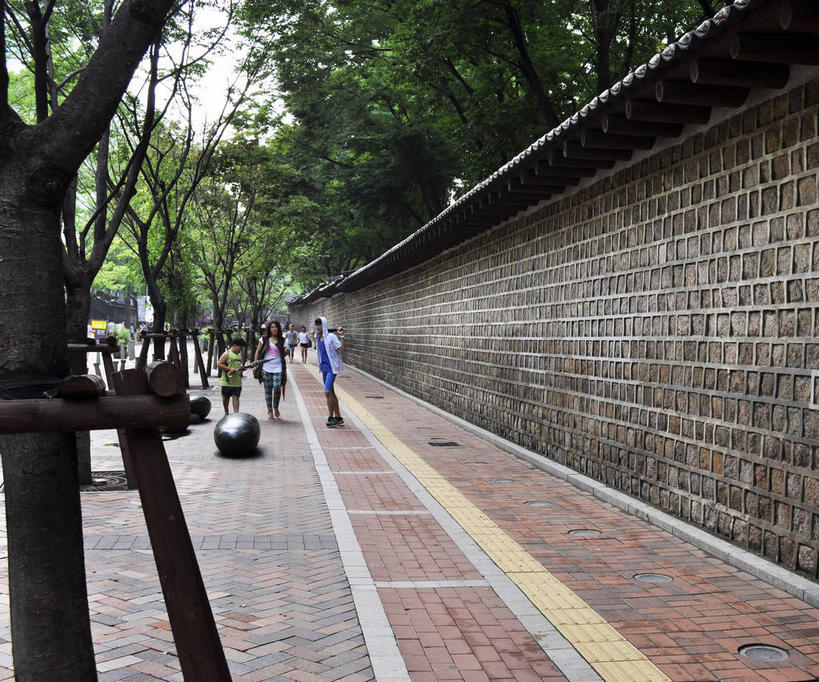 东方人,宫殿,走,横图,室外,白天,正面,旅游,度假,名胜古迹,植物,标志建筑,地标,建筑,首尔,汉城,韩国,亚洲,行人,游客,游人,服装,遗迹,瓦片,墙,屋顶,首都,许多人,顶棚,瓦,休闲装,黄种人,古迹,文物,娱乐,建设,城墙,古建筑,路人,旅客,墙壁,墙面,树,树木,衣服,绿色,自然,一群人,享受,休闲,休闲服,旅游胜地,放松,建造,服饰,生长,成长,坚硬,防御,古文明,东亚,屋瓦,大韩民国,首尔市,首尔特别市,特别市,王宫,乐宫,德寿宫,西宫,坚固,过客,男人,男性,年轻男性,年轻女性,女人,女性,亚洲人,步行,散步,走路,彩图,全身,shslj1,首尔贞洞街