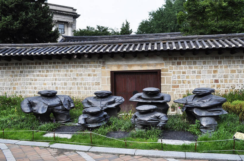 无人,宫殿,横图,室外,白天,正面,旅游,度假,草地,草坪,名胜古迹,植物,标志建筑,地标,建筑,雕塑,首尔,汉城,韩国,亚洲,一排,遗迹,艺术,整齐,装饰,雕刻,雕像,瓦片,墙,屋顶,首都,顶棚,瓦,古迹,文物,娱乐,建设,城墙,古建筑,石雕,墙壁,墙面,草,树,树木,排列,绿色,天空,自然,工艺品,天,享受,休闲,旅游胜地,放松,建造,生长,成长,纪念,坚硬,美术,队列,主题,防御,陈列,古文明,东亚,屋瓦,功能,美学,大韩民国,首尔市,首尔特别市,特别市,王宫,乐宫,德寿宫,西宫,坚固,彩图,shslj1