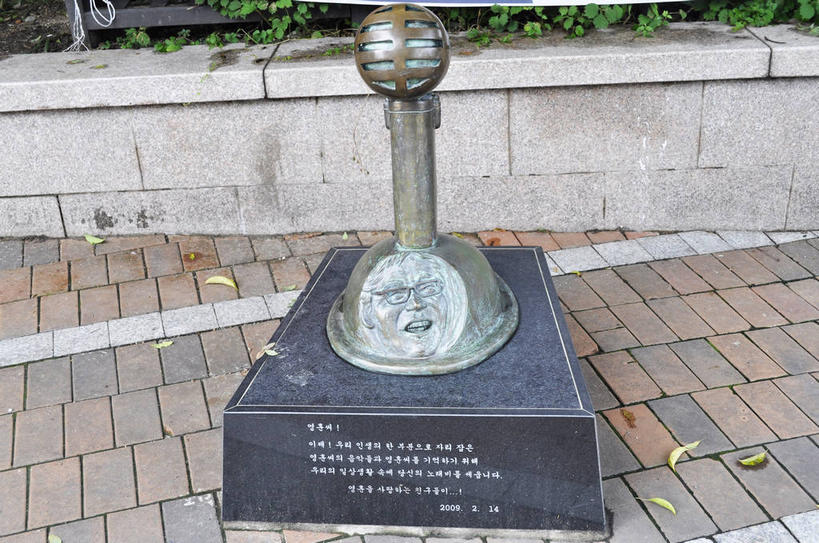 无人,宫殿,横图,俯视,室外,白天,旅游,度假,草地,名胜古迹,植物,标志建筑,地标,建筑,雕塑,首尔,汉城,韩国,亚洲,遗迹,艺术,装饰,标志,雕刻,雕像,文字,字符,字母,首都,古迹,文物,娱乐,标识,建设,古建筑,草,绿色,话筒,工艺品,享受,休闲,旅游胜地,放松,纪念,美术,麦克风,扩音器,主题,传声器,陈列,古文明,东亚,功能,美学,微音器,大韩民国,首尔市,首尔特别市,特别市,王宫,乐宫,德寿宫,西宫,韩语,彩图,高角度拍摄,朝鲜语,韩国语,shslj1,首尔贞洞街