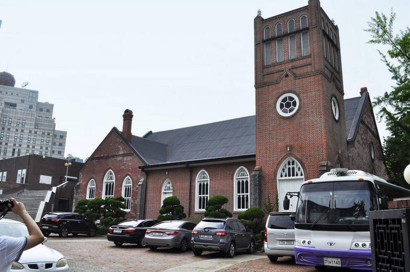 东方人,一个人,教堂,停车场,站,举,横图,室外,白天,仰视,旅游,度假,名胜古迹,植物,标志建筑,地标,建筑,公共汽车,汽车,相机,首尔,汉城,韩国,亚洲,仅一个男性,仅一个人,行人,游客,游人,停靠,握,服装,节日,遗迹,巴士,公交车,首都,拿,拿着,休闲装,黄种人,古迹,文化,文物,娱乐,建设,古建筑,路人,旅客,车,树,树木,仅一个年轻男性,拍照,衣服,绿色,天空,自然,数码相机,交通工具,轿车,天,祈祷,托,站着,享受,休闲,健康,休闲服,旅游胜地,放松,握着,许愿,摄影,宗教,服饰,信仰,生长,成长,纪念,祈求,停泊,载具,信念,古文明,东亚,一部,大韩民国,首尔市,首尔特别市,特别市,过客,平安,男人,男性,年轻男性,亚洲人,照相机,举起,举手,举着,向上举,向上伸,向上托,站立,半身,彩图,低角度拍摄,照相,泊车场,大教堂,礼拜堂,shslj1,首尔贞洞街