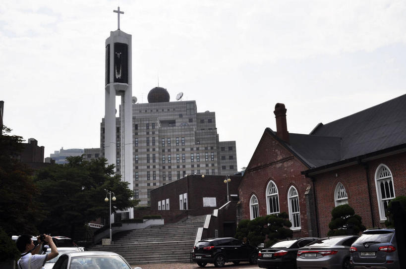 东方人,一个人,教堂,停车场,站,举,横图,室外,白天,仰视,旅游,度假,名胜古迹,植物,标志建筑,地标,建筑,公共汽车,汽车,相机,首尔,汉城,韩国,亚洲,仅一个男性,仅一个人,行人,游客,游人,停靠,握,服装,节日,遗迹,巴士,公交车,首都,拿,拿着,休闲装,黄种人,古迹,文化,文物,娱乐,建设,古建筑,路人,旅客,车,树,树木,仅一个年轻男性,拍照,衣服,绿色,天空,自然,数码相机,交通工具,轿车,天,祈祷,托,站着,享受,休闲,健康,休闲服,旅游胜地,放松,握着,许愿,摄影,宗教,服饰,信仰,生长,成长,纪念,祈求,停泊,载具,信念,古文明,东亚,一部,大韩民国,首尔市,首尔特别市,特别市,过客,平安,男人,男性,年轻男性,亚洲人,照相机,举起,举手,举着,向上举,向上伸,向上托,站立,半身,彩图,低角度拍摄,照相,泊车场,大教堂,礼拜堂,shslj1,首尔贞洞街