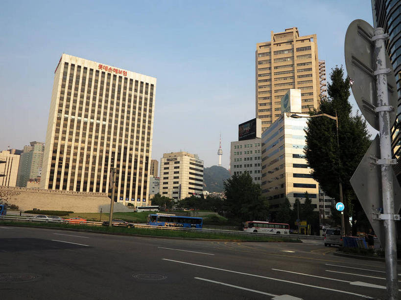 无人,公园,高楼大厦,横图,室外,白天,正面,度假,美景,山,山脉,植物,城市风光,标志建筑,城市,大厦,道路,地标,建筑,路,路灯,摩天大楼,公路,公共汽车,汽车,照明,首尔,汉城,韩国,亚洲,一座,阴影,光线,英文,标志,文字,影子,字符,字母,景观,山峰,塔,灯光,分界线,巴士,停车线,公交车,交通,山峦,首都,娱乐,标识,建设,车,灯,树,树木,蓝色,绿色,蓝天,天空,阳光,自然,交通工具,轿车,群山,天,驾驶,行驶,享受,休闲,景色,放松,生长,晴朗,成长,英文字母,车行道,车行道分界线,操纵,照亮,控制,照明设备,载具,标线,电视塔,驾车,东亚,操控,车行线,万里无云,南山,把持,大韩民国,首尔市,首尔特别市,特别市,南山公园,N首尔塔,首尔塔,汉城塔,龙山区,晴空,晴空万里,马路,彩图,大楼,高层建筑,高楼,摩天楼,明洞,中区,shslj1,韩国首尔南山公园