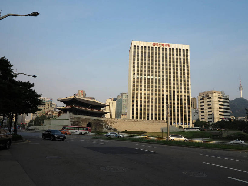 无人,公园,高楼大厦,横图,室外,白天,正面,旅游,度假,美景,名胜古迹,山,山脉,植物,城市风光,标志建筑,城市,大厦,道路,地标,建筑,路,路灯,摩天大楼,公路,公共汽车,汽车,照明,首尔,汉城,韩国,亚洲,一座,阴影,遗迹,光线,英文,标志,文字,影子,字符,字母,墙,景观,山峰,塔,灯光,分界线,巴士,停车线,公交车,交通,山峦,首都,古迹,文物,娱乐,标识,建设,城墙,古建筑,墙壁,墙面,车,灯,树,树木,蓝色,绿色,蓝天,天空,阳光,自然,交通工具,轿车,群山,天,驾驶,行驶,享受,休闲,旅游胜地,景色,放松,生长,晴朗,成长,英文字母,车行道,车行道分界线,操纵,坚硬,照亮,控制,照明设备,载具,标线,电视塔,防御,驾车,古文明,东亚,操控,车行线,万里无云,南山,把持,大韩民国,首尔市,首尔特别市,特别市,南山公园,崇礼门,坚固,N首尔塔,首尔塔,汉城塔,龙山区,南大门,晴空,晴空万里,马路,彩图,大楼,高层建筑,高楼,摩天楼,明洞,中区,shslj1,韩国首尔南山公园