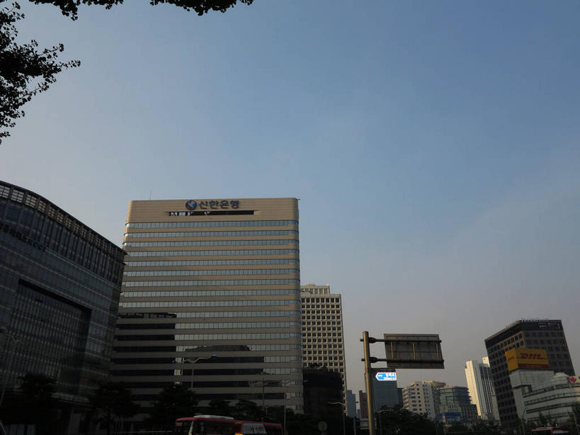 无人,银行,高楼大厦,横图,室外,白天,仰视,旅游,度假,美景,名胜古迹,植物,城市风光,标志建筑,城市,大厦,地标,建筑,摩天大楼,指示牌,汽车,首尔,汉城,韩国,亚洲,阴影,遗迹,光线,英文,标志,路标,文字,影子,字符,字母,景观,首都,古迹,文物,娱乐,标识,建设,古建筑,路牌,车,树,树木,蓝色,绿色,蓝天,天空,阳光,自然,交通工具,轿车,天,驾驶,行驶,享受,休闲,旅游胜地,景色,放松,金融,理财,生长,经济,晴朗,成长,英文字母,操纵,控制,资金,载具,驾车,流通,贸易,古文明,东亚,操控,万里无云,把持,大韩民国,首尔市,首尔特别市,特别市,崇礼门,南大门,晴空,晴空万里,彩图,低角度拍摄,大楼,高层建筑,高楼,摩天楼,明洞,中区,机构,金融机构,shslj1,太平路,新韩银行