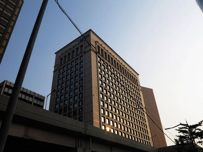 无人,高楼大厦,横图,室外,白天,正面,度假,美景,植物,城市风光,标志建筑,城市,大厦,地标,建筑,路灯,摩天大楼,照明,首尔,汉城,韩国,亚洲,阴影,光线,影子,景观,灯光,首都,娱乐,建设,灯,树,树木,蓝色,绿色,蓝天,天空,阳光,自然,天,享受,休闲,景色,放松,生长,晴朗,成长,照亮,照明设备,东亚,万里无云,大韩民国,首尔市,首尔特别市,特别市,晴空,晴空万里,彩图,大楼,高层建筑,高楼,摩天楼,中区,shslj1