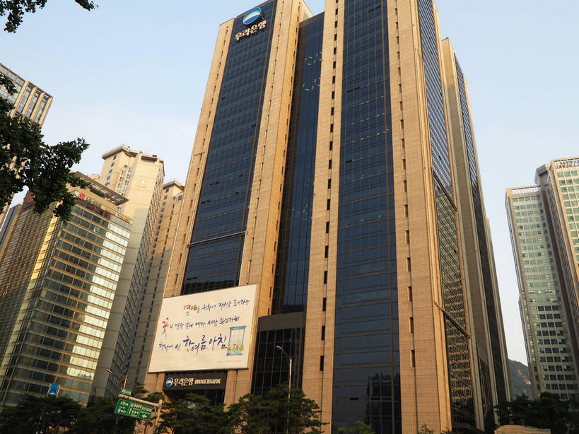 无人,银行,高楼大厦,横图,室外,白天,仰视,度假,美景,植物,窗户,落地窗,城市风光,标志建筑,城市,大厦,地标,建筑,摩天大楼,首尔,汉城,韩国,亚洲,一排,许多,阴影,整齐,并列,并排,光线,标志,文字,影子,字符,字母,景观,首都,很多,娱乐,标识,建设,玻璃窗,树,树木,排列,蓝色,绿色,蓝天,天空,阳光,自然,天,享受,休闲,景色,放松,金融,理财,生长,经济,晴朗,成长,资金,队列,平行,流通,玻璃幕墙,贸易,东亚,万里无云,大韩民国,首尔市,首尔特别市,特别市,韩语,晴空,晴空万里,彩图,低角度拍摄,大楼,高层建筑,高楼,摩天楼,朝鲜语,韩国语,中区,机构,金融机构,shslj1,友利银行